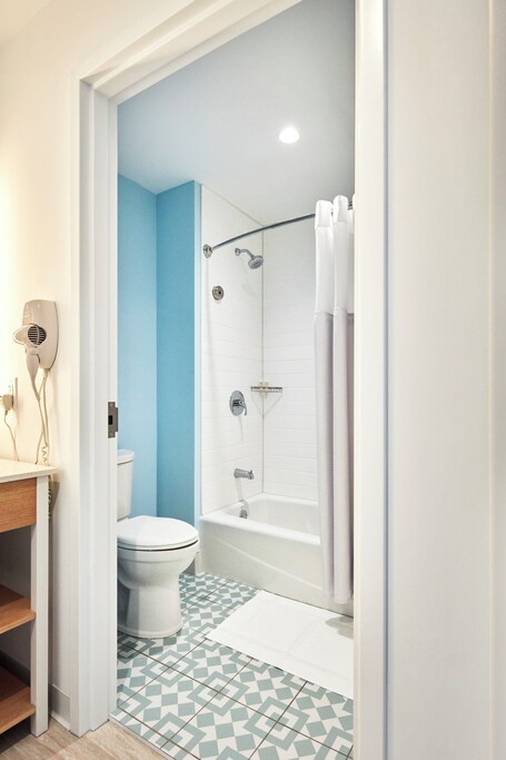 Universal's Endless Summer Resort Dockside Inn and Suites - Image 9