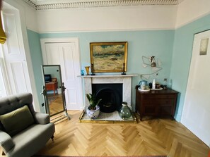 Lyxrum - 1 kingsize-säng - eget badrum | Sängtillbehör av högsta kvalitet, strykjärn/strykbräda och gratis wi-fi