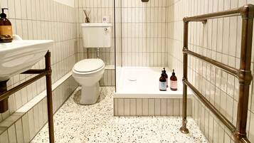 Luxury Room, 1 King Bed, Ensuite | Bathroom | Shower, free toiletries, hair dryer, towels