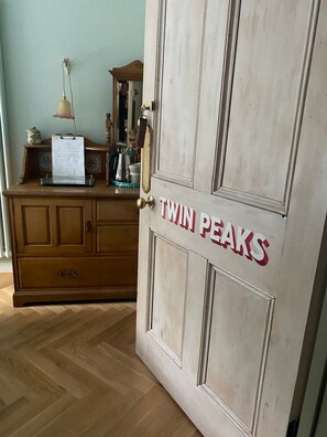 Twin kamer, gemeenschappelijke badkamer | Luxe beddengoed, een strijkplank/strijkijzer, gratis wifi, beddengoed