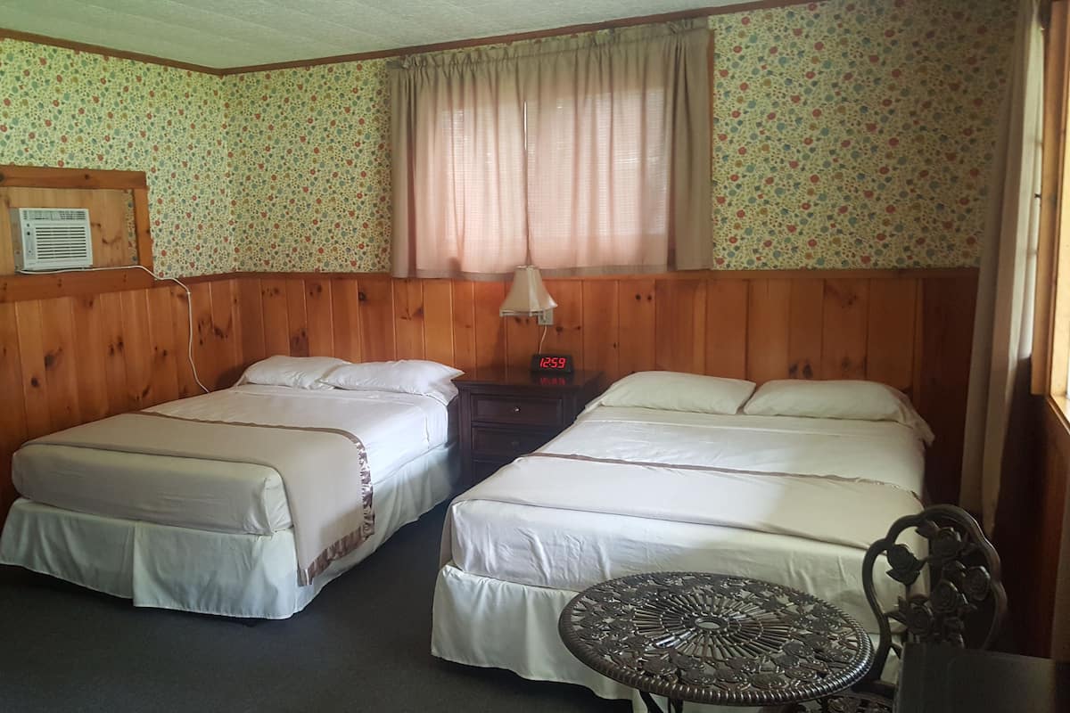 Studio Suite, 2 Double Beds | Iron/ironing board (on request), cots/infant beds, free WiFi