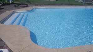 Kolam renang terbuka bermusim 