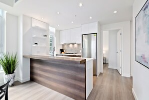 Condo ejecutivo, 2 habitaciones, hidromasaje, vista a la ciudad | Cocina privada | Refrigerador con congelador, microondas, horno y parrilla de estufa