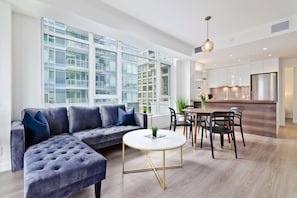 Executive Condo, 2 Bedrooms, Hot Tub, City View | Living area