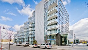 Exterior - Suite Digs Waterfront Court (Calgary)