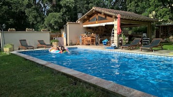 Piscine extérieure (ouverte en saison), parasols de plage