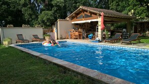 Seasonal outdoor pool, pool umbrellas, pool loungers - Chambre d'Hotes Villa l'Ambiance (Uchaux)