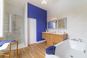 Dobbeltværelse - ikke-ryger (Rio) | Badeværelse | Separat badekar og bruser, gratis toiletartikler, hårtørrer, håndklæder