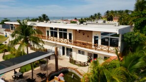 Ein zweistöckiges Gebäude mit Balkon, Außenbereich und Pool.