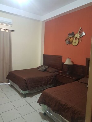 Quarto casal clássico, para não fumantes | Roupa de cama