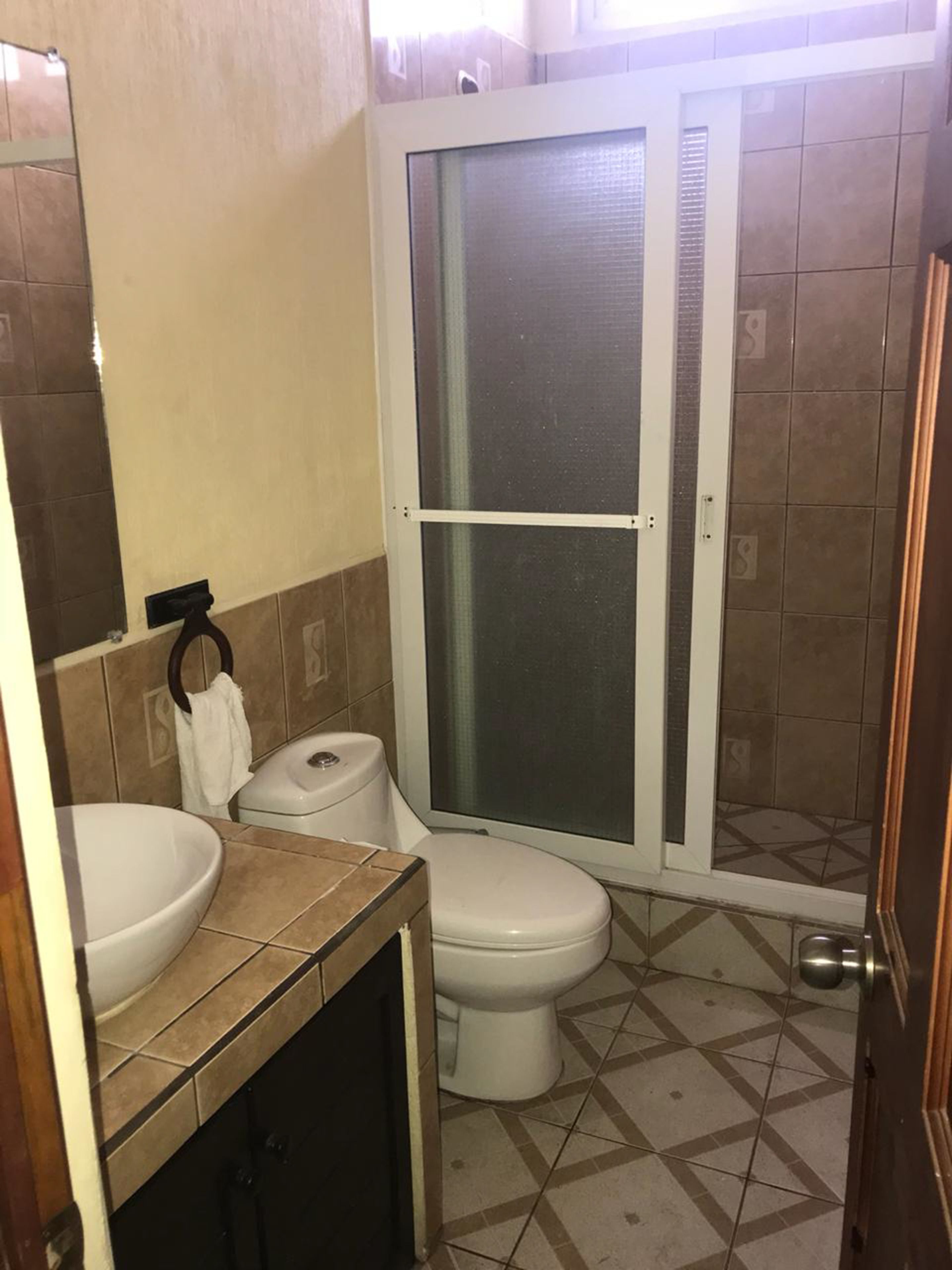 Habitación clásica doble, no fumadores | Baño | Ducha, artículos de higiene personal gratuitos y toallas