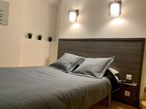 Schreibtisch, schallisolierte Zimmer, Bügeleisen/Bügelbrett