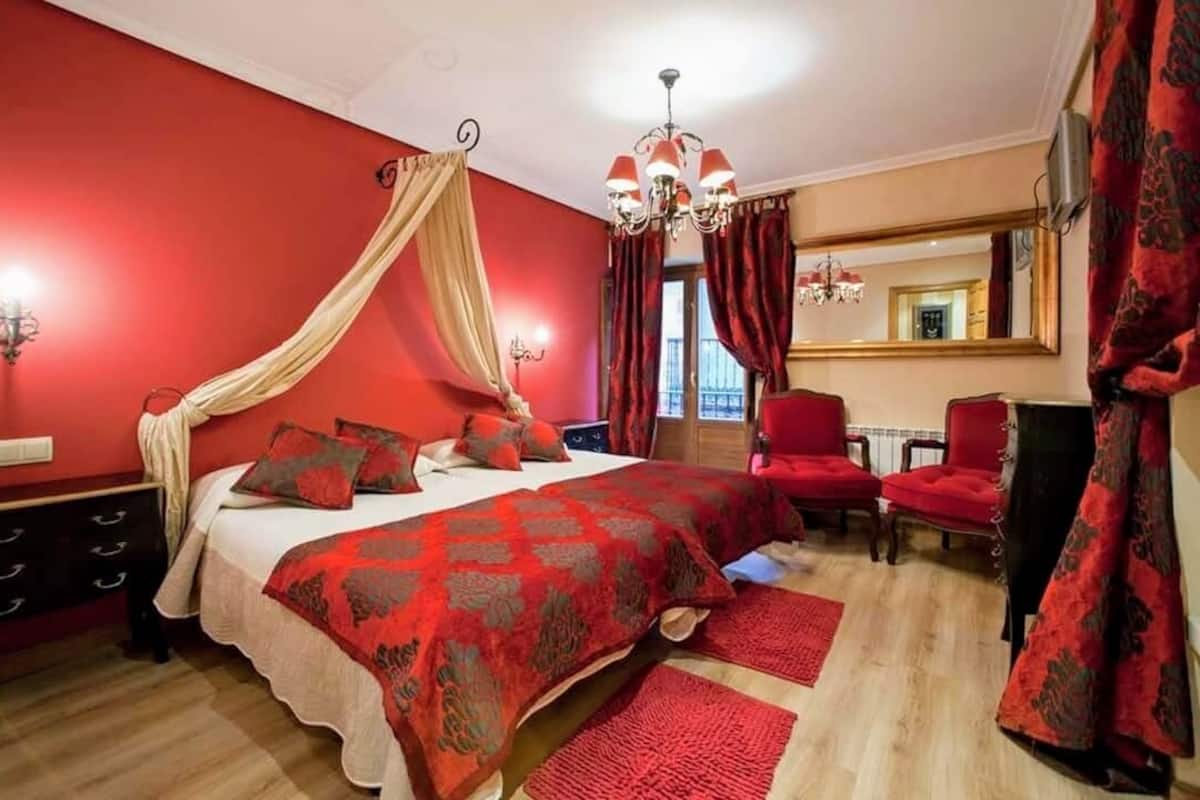 Superior tweepersoonskamer, privébadkamer, uitzicht op de stad (La Roja) | Luxe beddengoed, donsdekens, Select Comfort-bedden, een laptopwerkplek