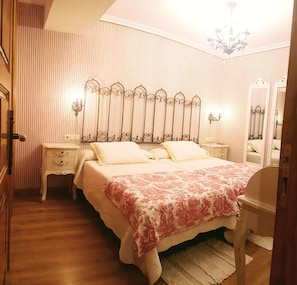 Comfort Double Room, Private Bathroom, Courtyard View (La Calma) | Premium bedding, down duvets, Select Comfort beds - Legado De Ugarte (Laguardia)
