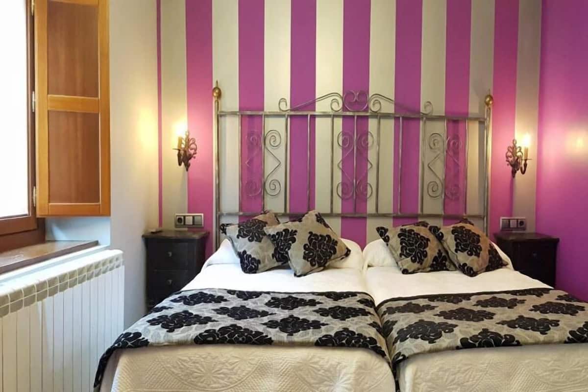 Superior driepersoonskamer, privébadkamer, uitzicht op de stad (La Morada) | Luxe beddengoed, donsdekens, Select Comfort-bedden, een laptopwerkplek