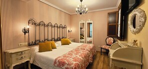 Habitación Confort doble, baño privado, vistas al patio (Granate) | Ropa de cama de alta calidad y edredones de plumas