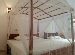 Desk, iron/ironing board, free WiFi, bed sheets - Mirissa Cocoon (Mirissa)