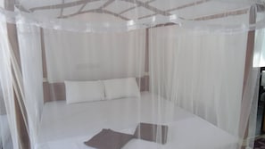 Escritorio, tabla de planchar con plancha, wifi gratis y ropa de cama 