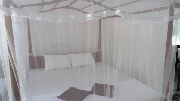 Desk, iron/ironing board, free WiFi, bed sheets - Mirissa Cocoon (Mirissa)