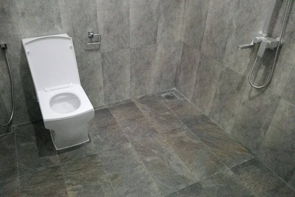 Chambre Familiale, non-fumeurs | Salle de bain | Douche, douche à « effet pluie », chaussons, serviettes fournies