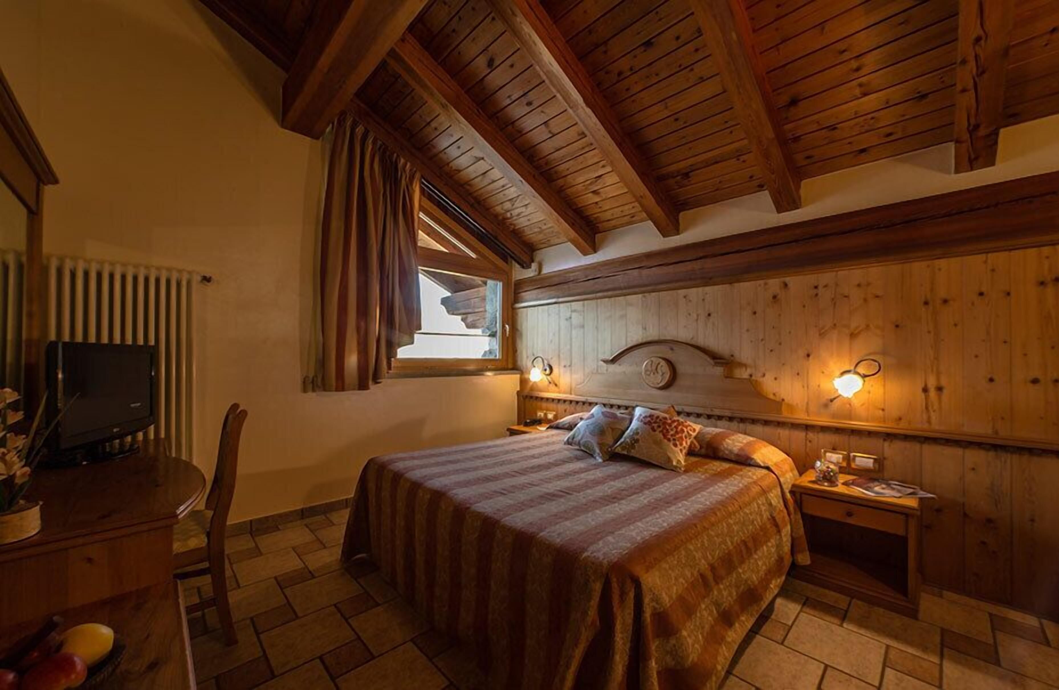 In-room safe, desk, cribs/infant beds, free WiFi