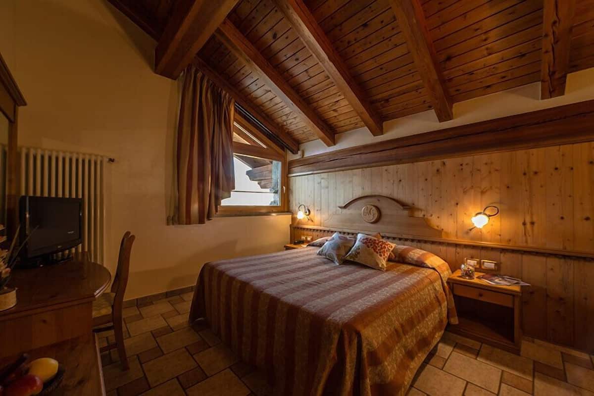 family room | 1 bedroom, in-room safe, desk, cots/infant beds