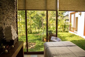 Couples treatment room(s), sauna, hot tub, steam room