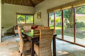 Familienvilla, 2 Schlafzimmer, Kühlschrank und Mikrowelle, Gartenblick | Ausblick vom Zimmer