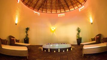 Salas de tratamiento para parejas, un sauna, una bañera de hidromasaje