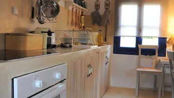 House, 1 Bedroom | Private kitchen | Full-size fridge, microwave, oven, stovetop