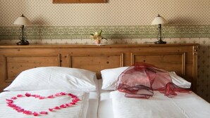A hotel room with two beds, a wooden headboard, a framed picture on the wall, and two bedside lamps. - Hotel Caffe Silesia (Frydek-Mistek)