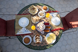Petit déjeuner composé de spécialités régionales compris tous les jours