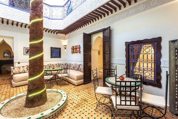 Coin salon dans le hall