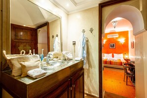 Deluxe Room | Bathroom | Shower, free toiletries, hair dryer, bidet - Riad Kamal (Marrakech)