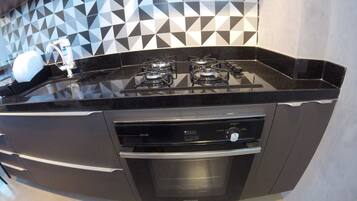 Refrigerador, microondas, horno y cafetera y tetera