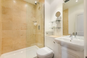 Apartment, 2 Bedrooms | Bathroom | Separate tub and shower, free toiletries, hair dryer, towels