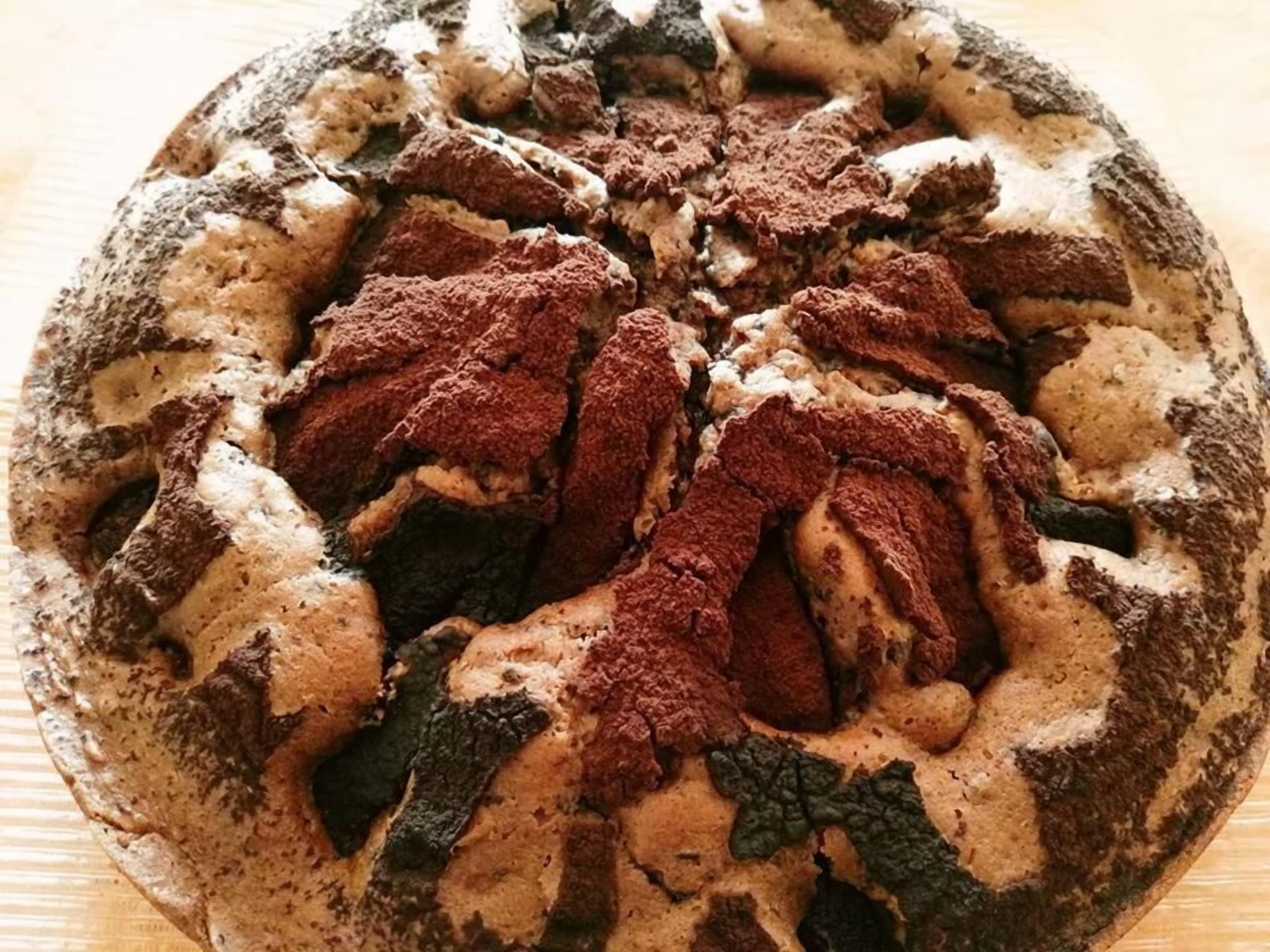Un pastel redondo con textura y superficie irregular.