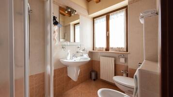 Traditional-Doppelzimmer | Badezimmer