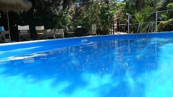 Una piscina al aire libre de temporada