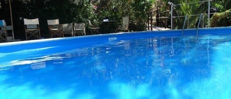 Una piscina al aire libre de temporada