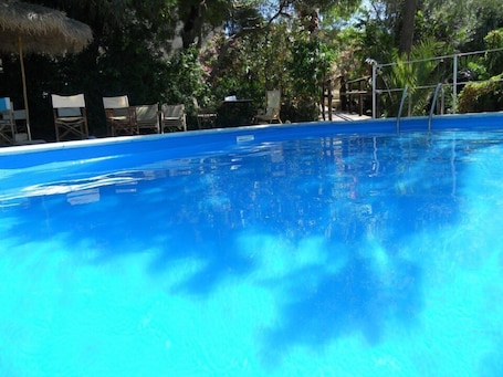 Una piscina al aire libre de temporada