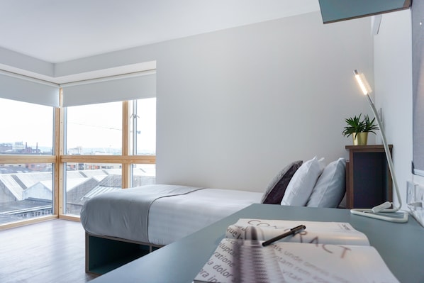 Escritorio, espacio para trabajar con laptop y cortinas blackout