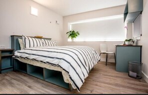 Penthouse | Schreibtisch, laptopgeeigneter Arbeitsplatz, Verdunkelungsvorhänge