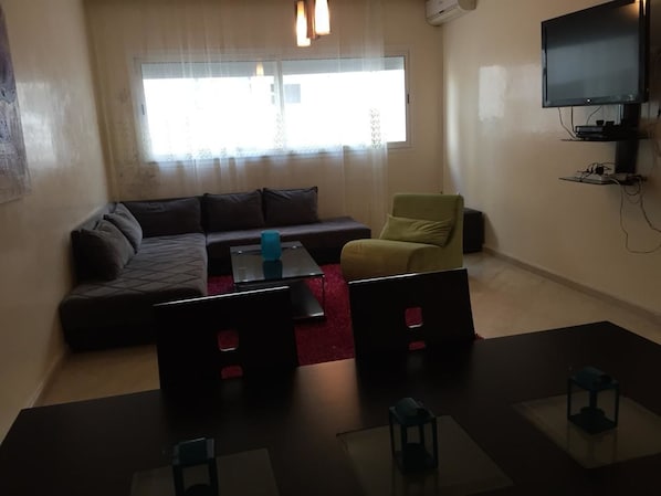 Leilighet, 2 soverom | Oppholdsrom | En 40-tommers LCD-TV med Parabol-TV samt TV og DVD-spiller