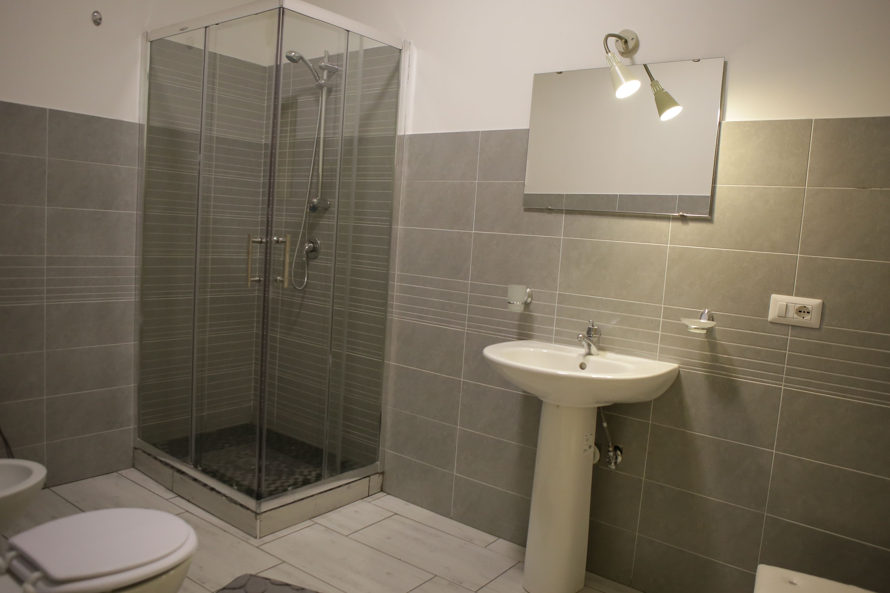 Singola Basic (senza finestra) | Bad | Dusj, regndusjhode, hårføner og bidé