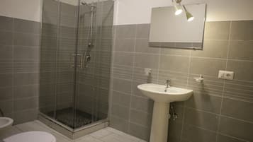 Singola Basic (senza finestra) | Bad | Dusj, regndusjhode, hårføner og bidé