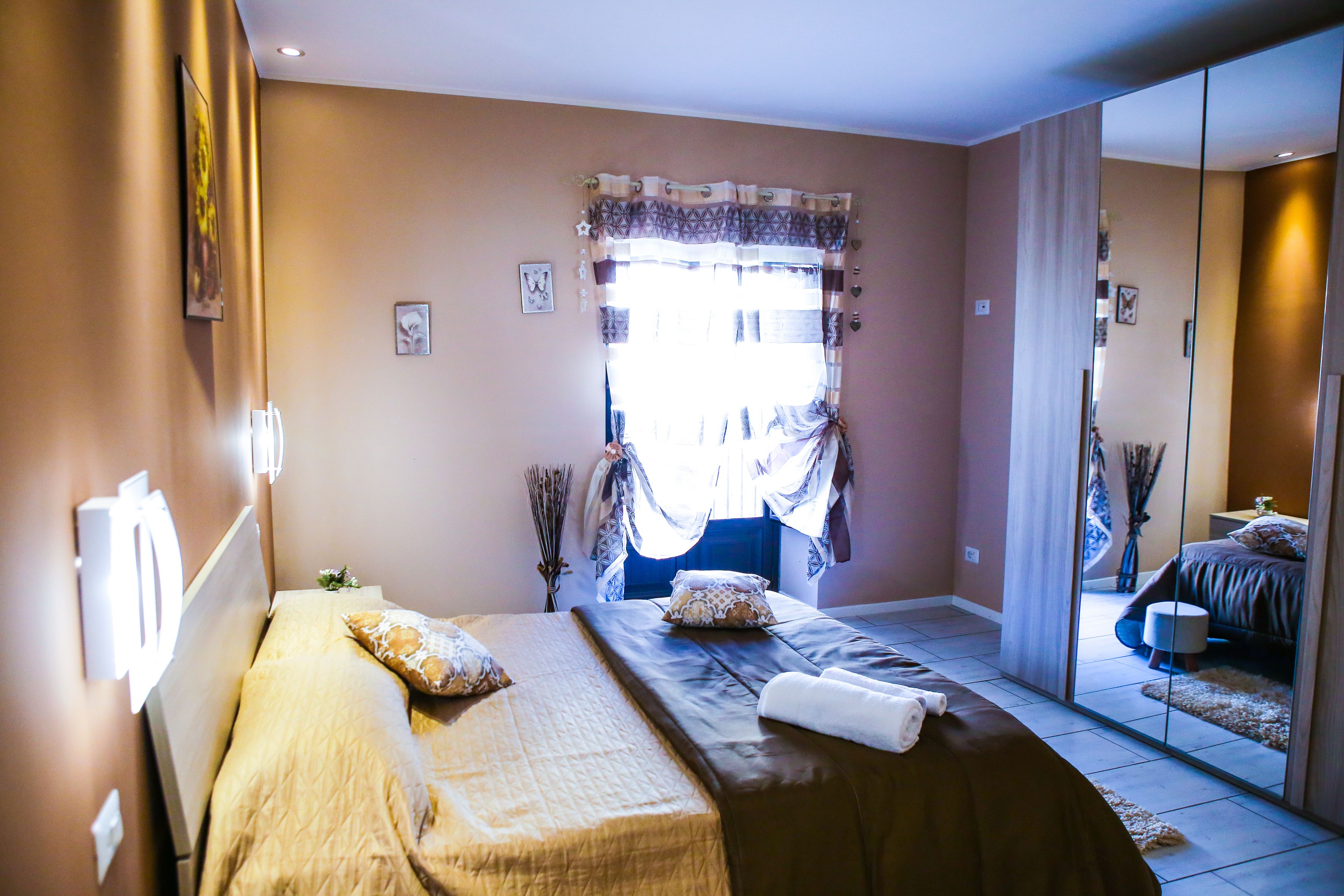 Tremannsrom – familie | Safe på rommet, wi-fi (inkludert) og sengetøy