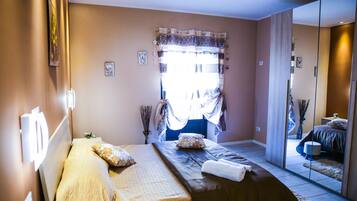 Tremannsrom – familie | Safe på rommet, wi-fi (inkludert) og sengetøy