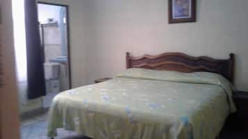 スタンダード ルーム キングベッド 1 台 | アイロン / アイロン台、WiFi (無料)