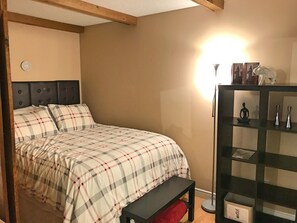 Family Condo, 1 Queen Bed with Sofa bed, Non Smoking, Mountainside | Iron/ironing board, free WiFi, bed sheets - Rustic Mountainside Chalet - Unit 902 (The Blue Mountains)